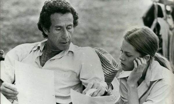 Mit zwölf Jahren stand Griffith das erste Mal vor einer Kamera. Nach zwei Filmen ohne Sprechrolle erhielt 1975 an der Seite von Gene Hackmann in "Night Moves" (hier bei der Arbeit mit Regisseur Arthur Penn) ihre erste größere Rolle.