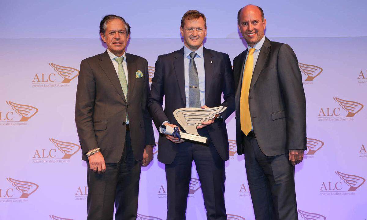 WK Tirol-Präsident Jürgen Bodenseer (l.) und PwC-Direktor Michael Sponring (r.) zeichnen FB Ketten-Geschäftsführer Thomas Wagner mit dem ALC-Award aus.