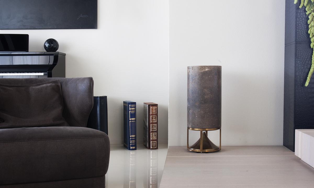 Kunstvoll. Sieht aus wie eine Stehlampe, ist aber ein skulpturales Versteck für Hi-Fi von Inveoo.