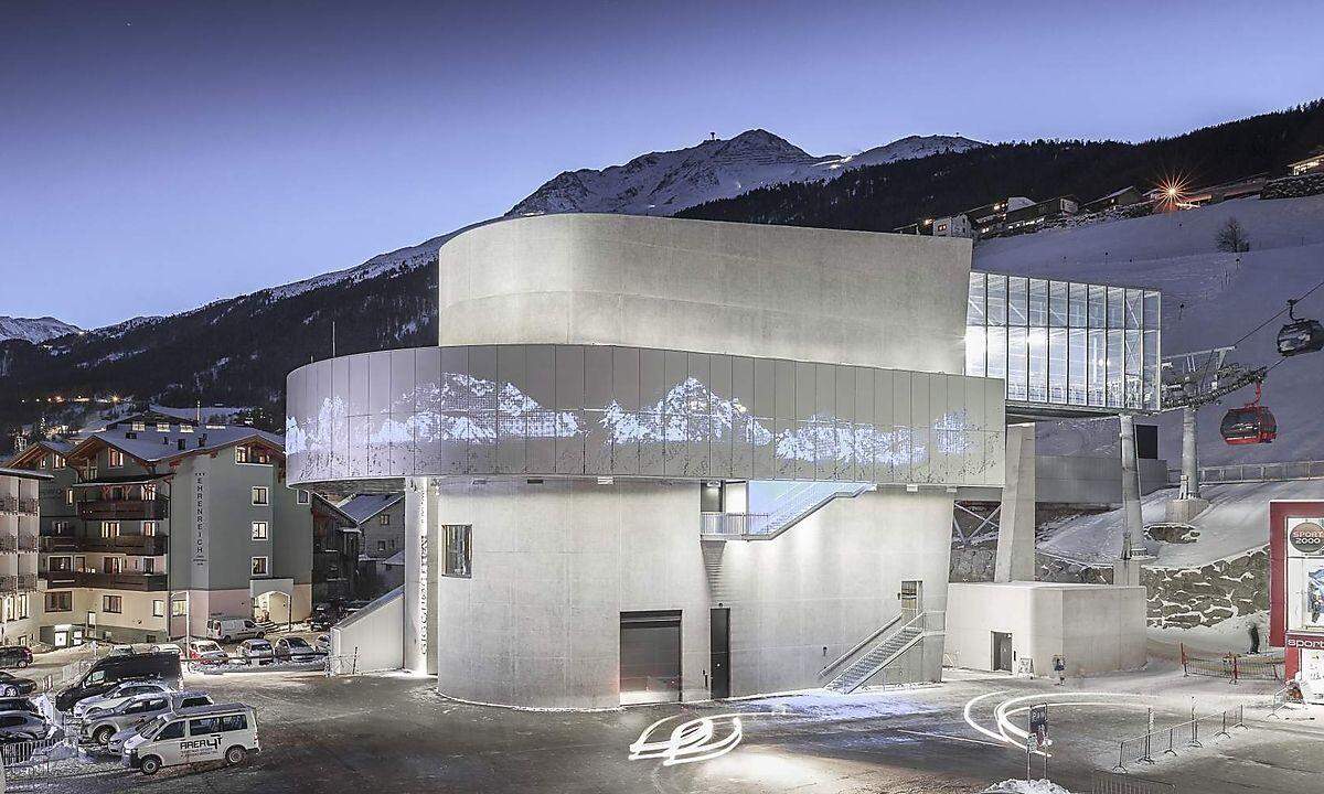 Die neue Giggijochbahn in Sölden ist die leistungsfähigste Seilbahn der Welt. Architektur und Lichtkonzept (obermoser arch-omo zt gmbh, Bartenbach lighting solutions) sorgen dafür, dass der neue Bau als Landmarke im Ort wahrgenommen wird.