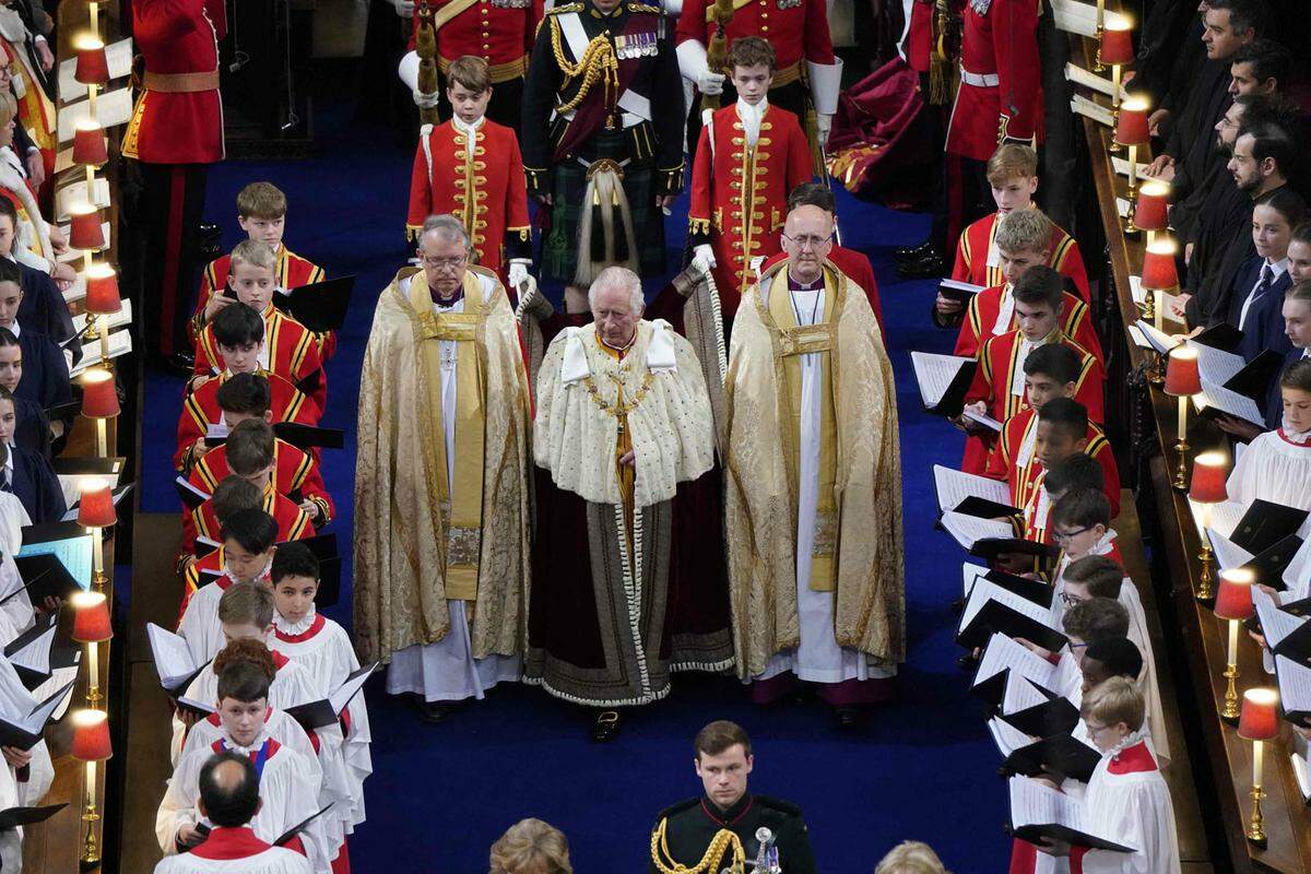 König Charles III. beim Einzug in die Westminster Abbey. 