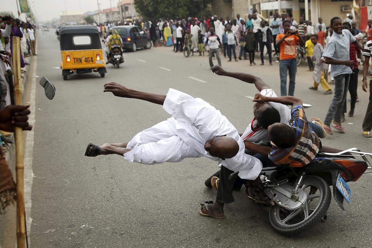 Feiern in Nigeria nach dem Sieg von Muhammed Buhari bei den Präsidenschaftswahlen sind nicht ungefährlich. Hier rammen zwei Buhari-Anhäger auf dem Motorrad einen weiteren.