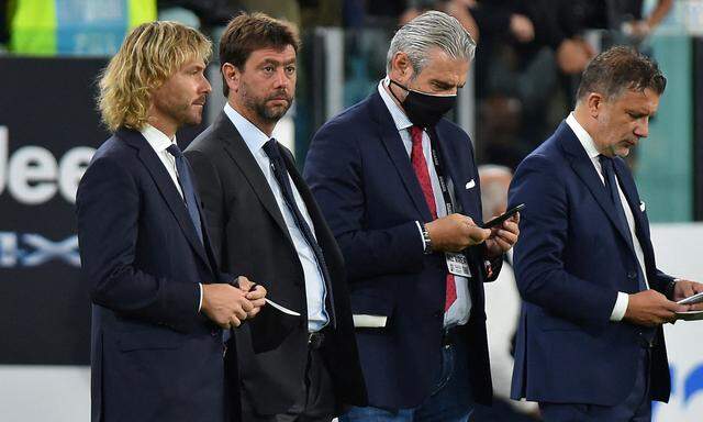 Andrea Agnelli (Zweiter von links) und Sportdirektor Pavel Neded (links)