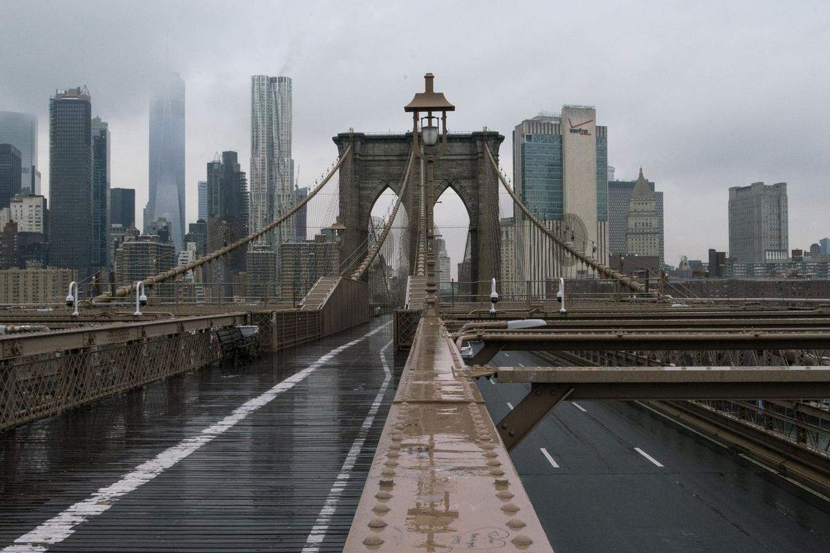 Ein seltener Anblick: Die Brooklyn Bridge in New York - menschenleer, und das mitten am Tag.