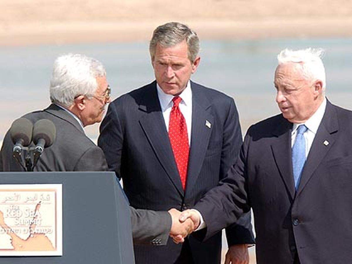 Einführung des Amts eines palästinensischen Premiers. Mahmoud Abbas (Abu Mazen) wird Premier, Arafat bleibt Präsident. US-Präsident Bush präsentiert Roadmap, die von den Palästinensern akzeptiert wird. Israel erhebt 14 Einwände. Die USA versichern, Israels Bedenken bei der Umsetzung zu berücksichtigen.  Gipfel Sharon-Abbas-Bush im Juni in Akaba (Jordanien).  Abbas demissioniert im September, Ahmed Korei wird Premier.