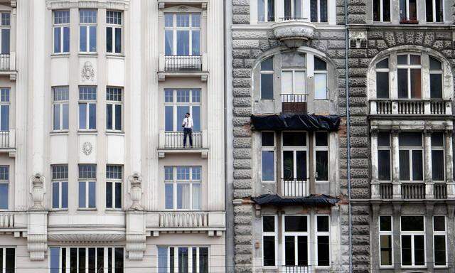 Entspannt am Balkon rauchen können in Warschau nicht nur die Immobilienbesitzer, sondern auch die Kundenbetreuer ihrer Bank, so eine Studie der OeNB. Denn trotz relativ höherer Verschuldung sind die Kredite in Osteuropa in der Regel tragbar.
