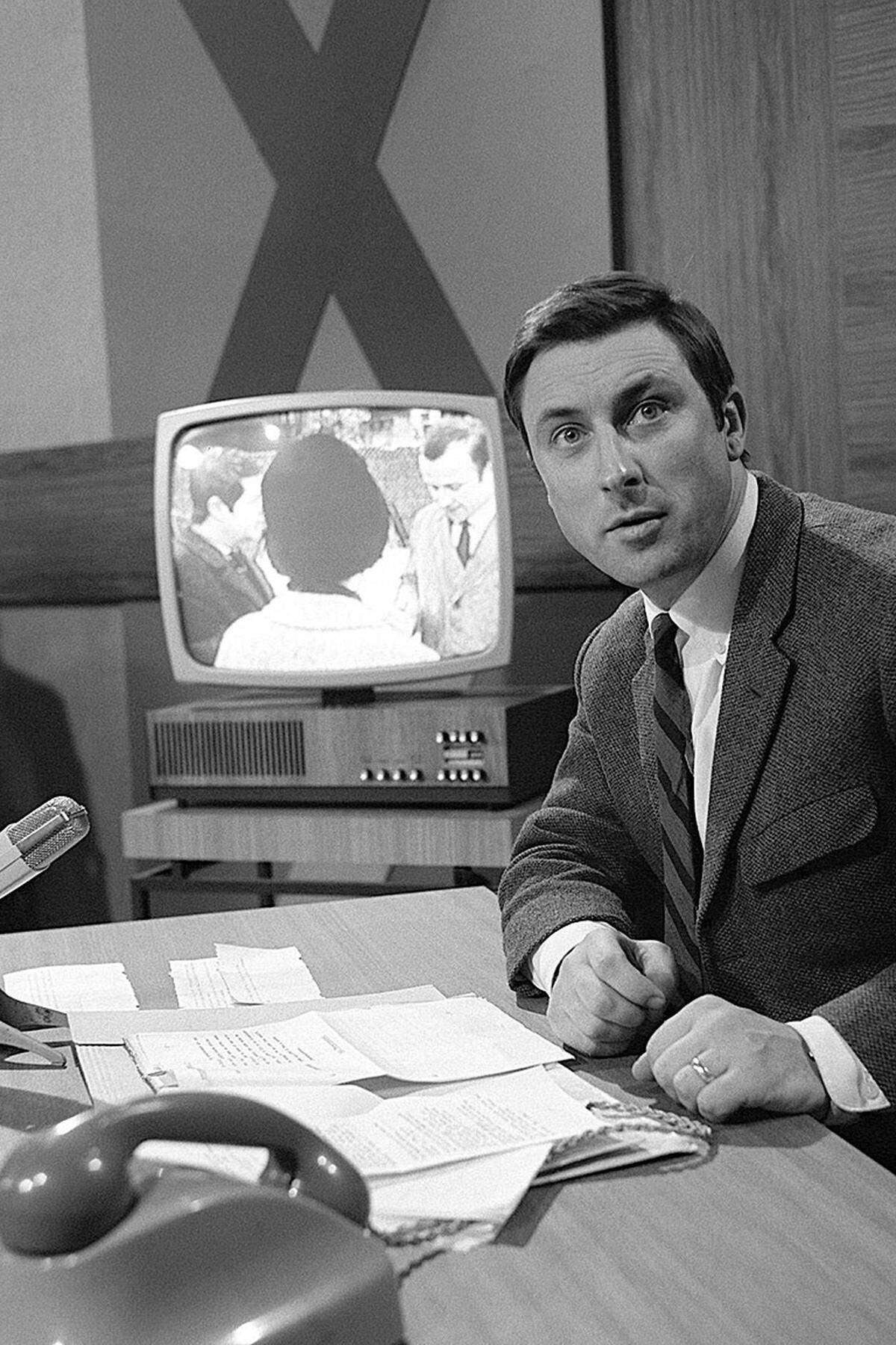 Erst 1960 bekam die Österreichische Rundfunk GesmbH nach dem Krieg ihren ersten Generalintendanten: Josef Scheidl. Bereits 1955 aber war das „Österreichische Rundfunkwesen“ gestartet– ein regelmäßiges TV-Versuchsprogramm. Im Herbst 1955 startete die „Zeit im Bild“ nach dem Vorbild der „Nine O'Clock News“ der BBC. Thaddäus Podgorski, damals freier Mitarbeiter, hatte die Idee für den Namen: „Es ist zwar net besonders g'scheit, aber wie wär's mit ,Zeit im Bild‘?“, schlug er vor. Gesendet wurde aus Schönbrunn – das Studio befand sich im heutigen Affenhaus des Tierparks. 1958 wurde erstmals TV-Gebühr eingehoben: 50 Schilling pro Monat; 1959 lief die erste Fernsehwerbung. 1961 startete der ORF unter Scheidl einen zweiten Versuchskanal. Erst 1970 ging ORF2 täglich auf Sendung. Im Bild: Thaddäus Podgorski