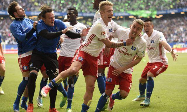 Hamburg's Luca Waldschmidt celebrates scoring their second goal with teammates