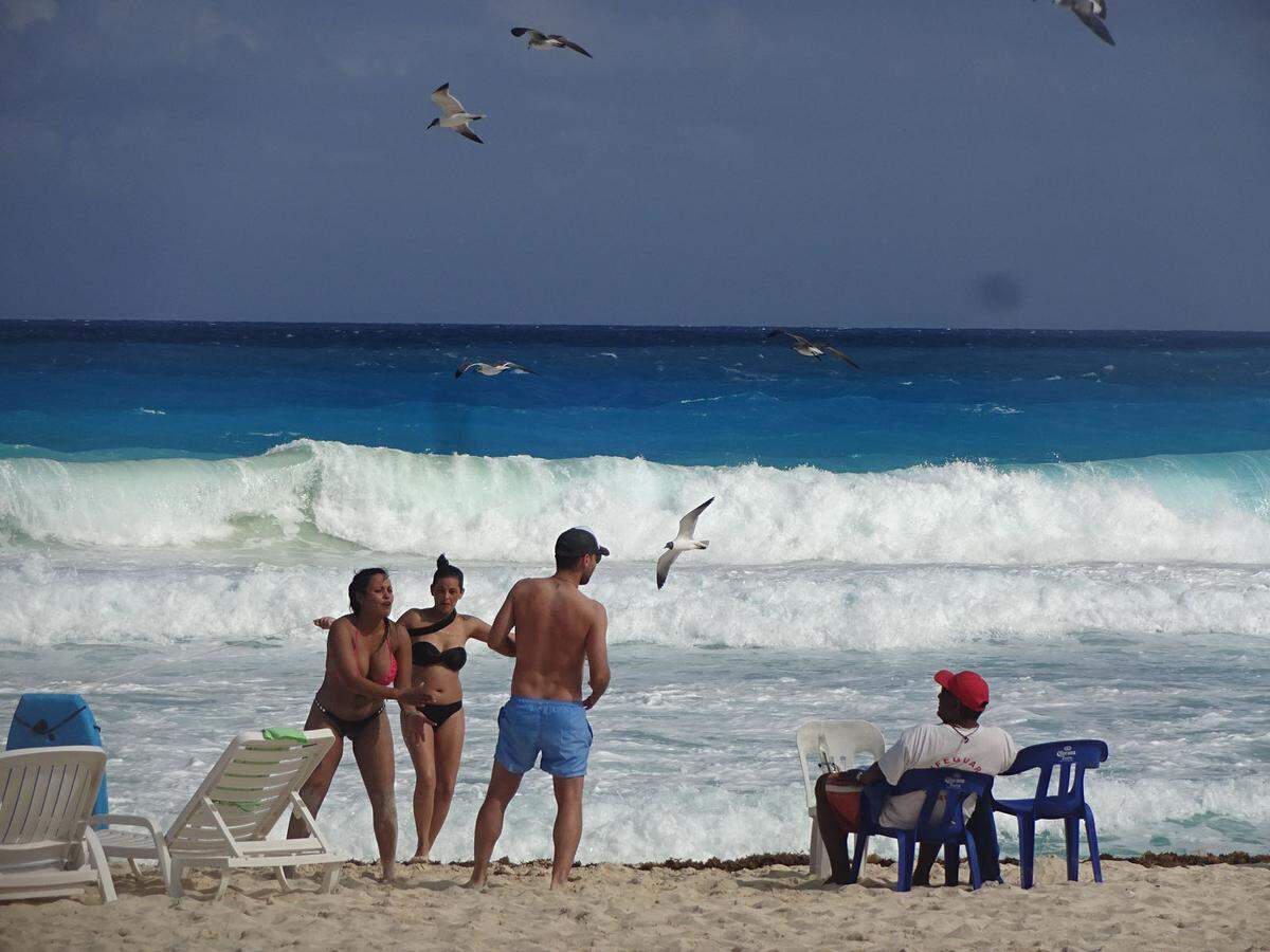 Am Nordzipfel der Halbinsel Yucatán liegt Cancún, 620.000 Einwohner. Die Stadt hat eine etwa 20 Kilometer lange Nehrung, „zona hotelera“ genannt, ein Hotelstreifen. Er trennt die Laguna Nichupte vom manchmal recht wilden karibischen Meer.