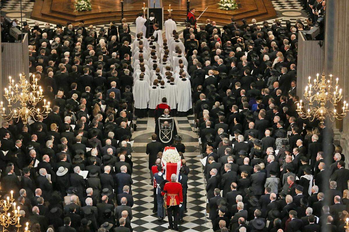 Thatchers Enkelin Amanda verlas die erste Lesung im Gottesdienst, Premierminister David Cameron die zweite. "Auf den politischen Sturm folgt nun die Ruhe", sagte der Bischof von London, Richard Chartres, der die Predigt hielt. Thatchers Leichnam wurde nach der Trauerfeier eingeäschert und in London beigesetzt.