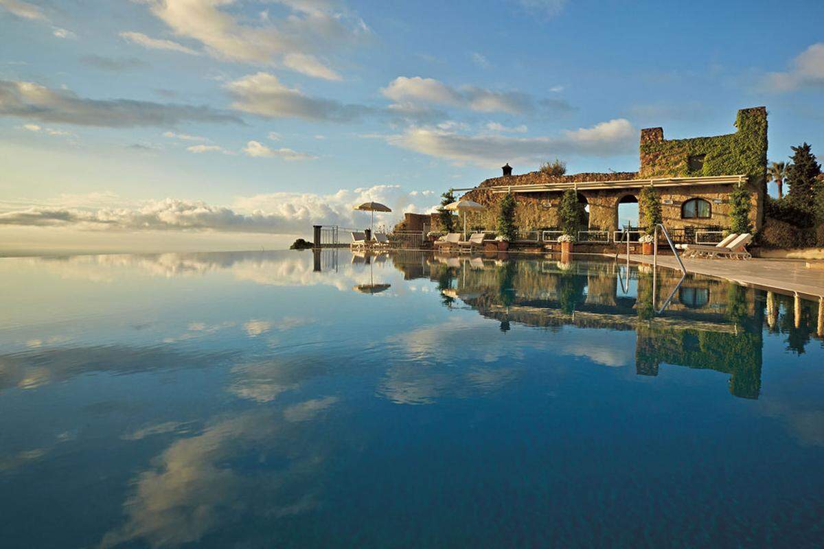 Das Luxushotel an Amalfiküste und dem Golf von Salerno liegt auf einem 350 Meter hohen Hang. Gina Lollobrigida und Humphrey Bogart sind zwar noch nicht in dem beheizten Panorama-Pool gelegen, aber dafür in den Betten des Caruso.