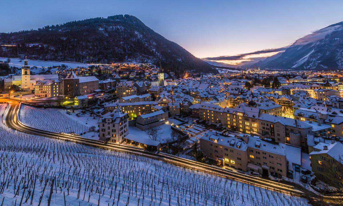 Die älteste Stadt der Schweiz ist auch eine der schönsten: Chur war bereits vor 5000  Jahren eine veritable Siedlung, wie archäologische Ausgrabungsstätten zeigen. Heute ist die Hauptstadt des Kantons Graubünden ein wichtiges Zentrum im deutsch- wie rätoromanischsprachigen Teil des Landes – und Verkehrsknotenpunkt für zwei der berühmtesten Panorama-Bahnlinien der Schweiz: Hier starten der Bernina und der Glacier Express, Ersterer über die Unesco-Welterbe-geadelte Albula-Strecke, St. Moritz und den Bernina nach Tirano, Zweiterer ins Wallis und Richtung Zermatt. Als Ausgangspunkt für sommerliche wie winterliche Aktivitäten eignet sich Chur gleichermaßen, Wandergipfel und Skigebiete liegen vor der Haustür wie etwa Davos-Klosters, Arosa, Lenzerheide oder Flims-Laax. Zudem ist Chur ein kulturell bedeutender Ort und ­Bischofssitz mit mächtigen Kirchen sowie einer spannenden, auch zeitgenössischen ­Museumslandschaft.www.churtourismus.ch  