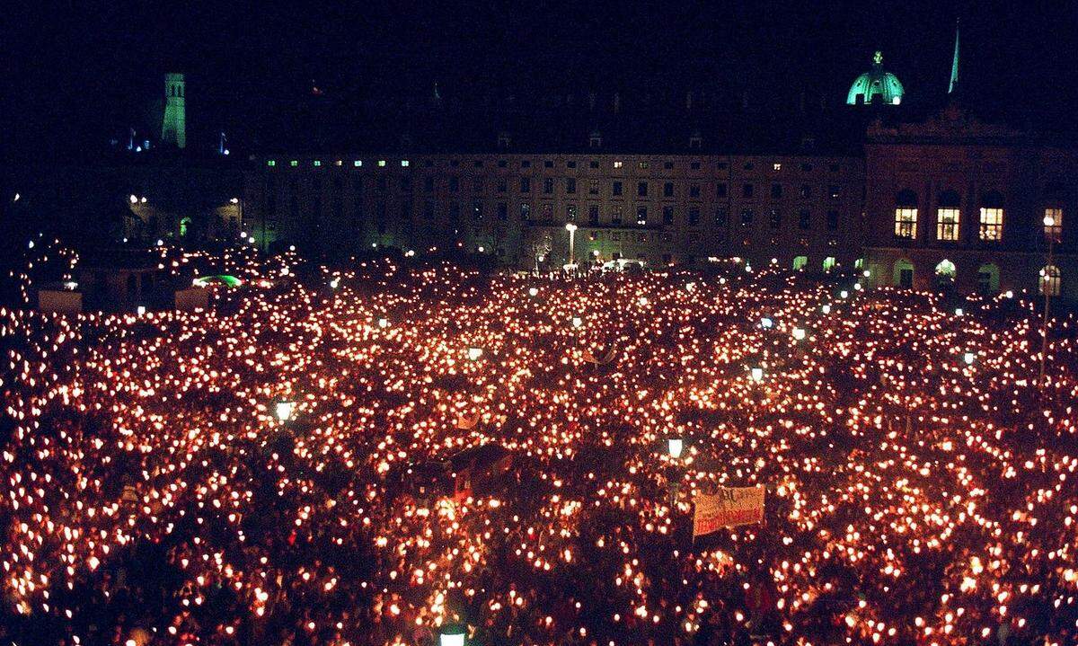 Mit 300.000 Teilnehmern gilt das Lichtermeer gegen Fremdenfeindlichkeit vom 23. Jänner 1993 als die größte Demonstration der Zweiten Republik.
