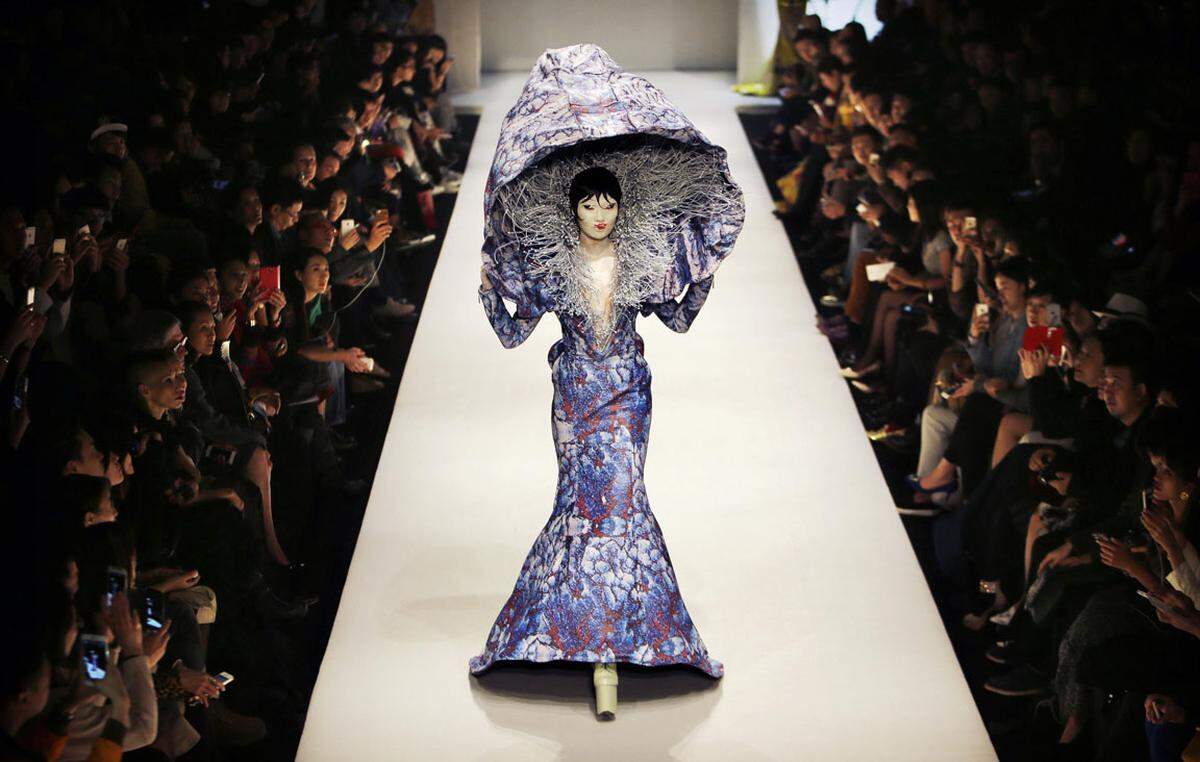 Seeanemone oder Kristall? Die Kollektion des chinesischen Designers Hu Sheguang lässt bei der Mercedes Benz Fashion Week in Peking einige Fragen offen. 