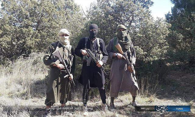 Tunesische IS-Kämpfer präsentieren ihre Waffen. Der Jihadist links trägt ein Steyr-Sturmgewehr.