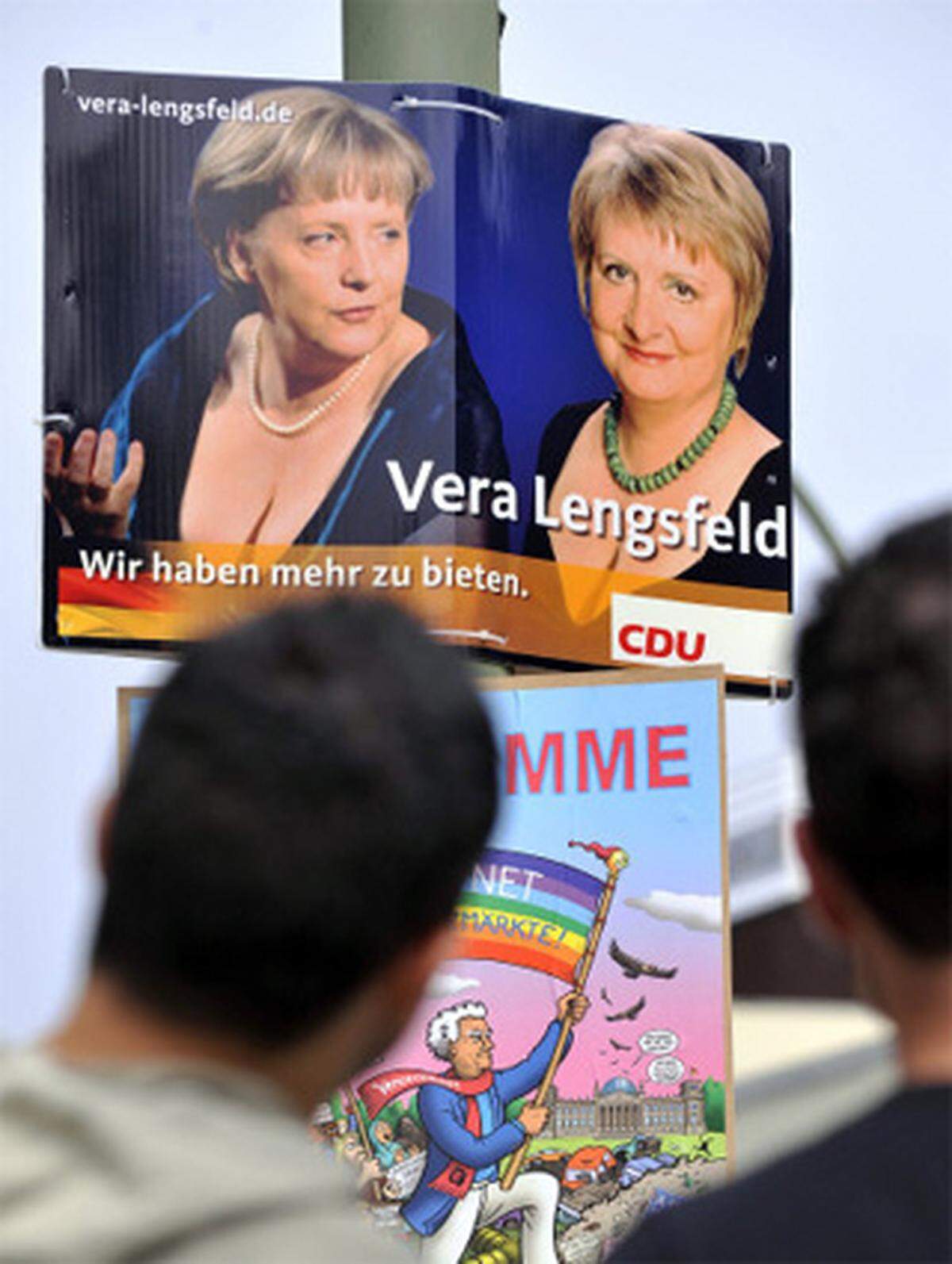 Das Plakat löste einen deftigen Streit über Sexismus, Prüderie und doppelbödige Wahlwerbung aus. Auch in der CDU-Zentrale zeigte man sich nicht sonderlich amüsiert. Ein CDU-Sprecher befand knapp: "Das ist nicht mit uns abgestimmt." Auch mit der Kanzlerin nicht, wie Lengsfeld freimütig einräumte. Die umstrittenen Wahlplakate der Berliner CDU-Politikerin wurden abgehängt und durch ein neues Motiv ersetzt.