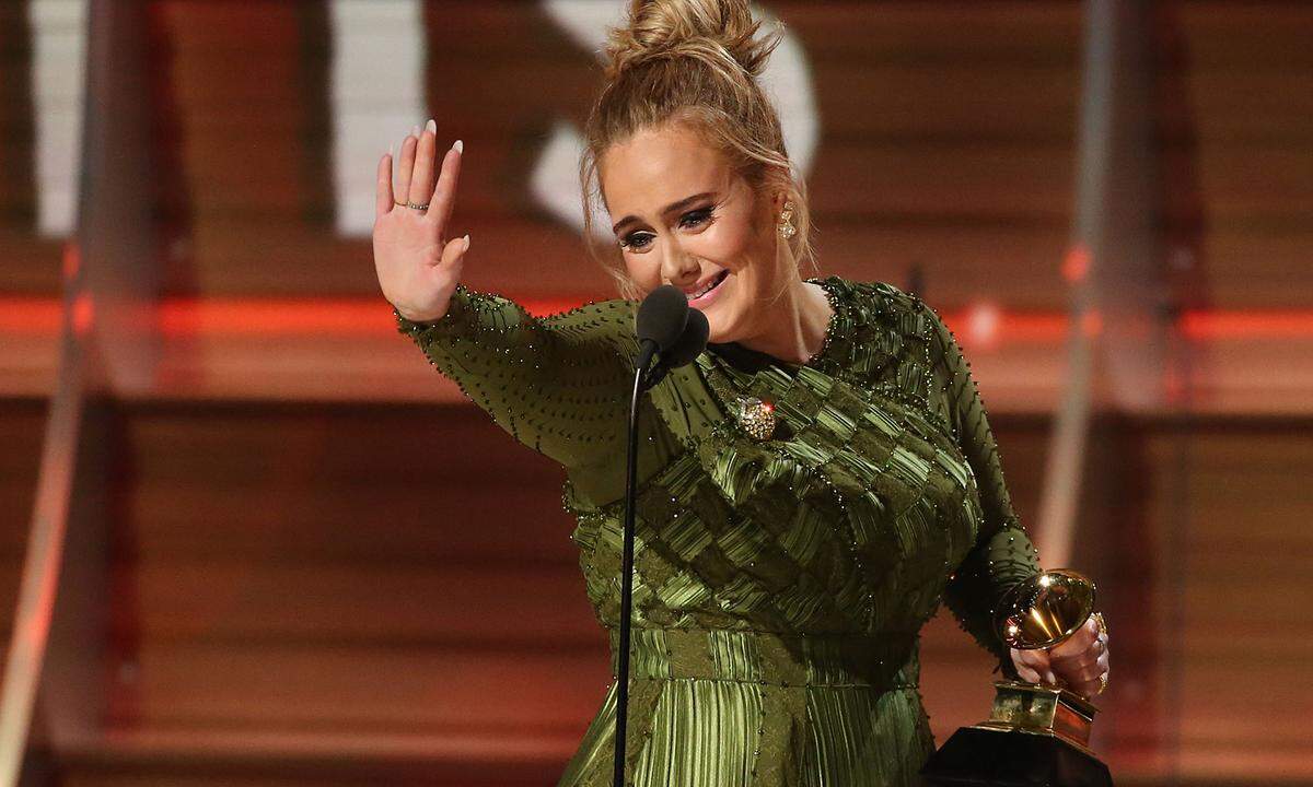 Am Ende ist es unmöglich, diese Frauen nicht zu mögen. Unter Tränen steht Adele auf der Bühne des Staples Centers in L.A. und schluchzt: "Ich kann das nicht annehmen. Die Künstlerin meines Lebens ist Beyonce." Zuvor war die Britin als letzte Siegerin der 59. Grammy-Verleihung ausgerufen worden. Ihr "25" setzte sich in der Königskategorie bestes Album des Jahres gegen "Lemonade" von Beyonce durch.