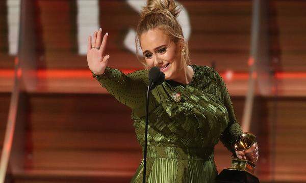 Am Ende ist es unmöglich, diese Frauen nicht zu mögen. Unter Tränen steht Adele auf der Bühne des Staples Centers in L.A. und schluchzt: "Ich kann das nicht annehmen. Die Künstlerin meines Lebens ist Beyonce." Zuvor war die Britin als letzte Siegerin der 59. Grammy-Verleihung ausgerufen worden. Ihr "25" setzte sich in der Königskategorie bestes Album des Jahres gegen "Lemonade" von Beyonce durch.