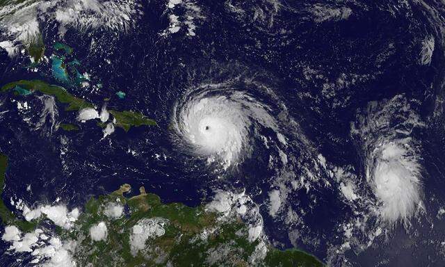 Archiv-Satellitenaufnahme von Hurrikan "Irma", gefolgt von "José".