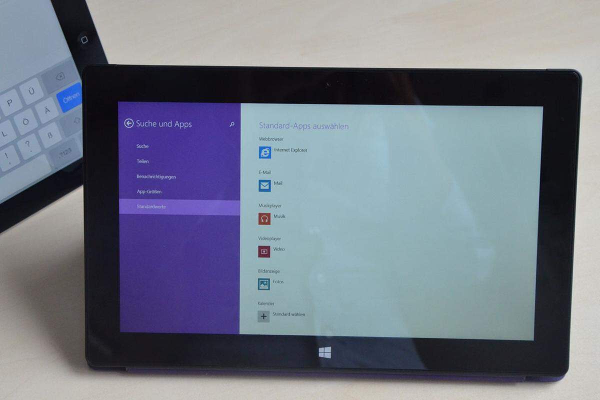 Einer der Gründe, warum PC-Nutzer in Windows 8 immer wieder mit der für Mauszeiger komplizierten Tablet-Oberfläche landen, ist auch, dass einige Tablet-Apps als Standardprogramme festgelegt sind. So öffnen sich zum Beispiel Bilder automatisch mit der Tablet-Bildanzeige. Die klassischen Navigations-Möglichkeiten wie in der Windows-Bildanzeige sucht man dann vergeblich. In den Einstellungen gibt es eine Möglichkeit, alle Standardprogramme zu bearbeiten. Und zwar in der Tablet-Version der Einstellungen und ...