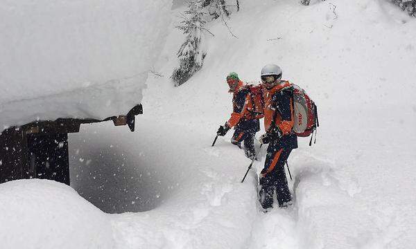 In Zell am See im Pinzgau lief am Samstagnachmittag eine Suchaktion nach einem vermissten Snowboarder an, musste aber wegen der schwierigen Verhältnisse am Abend wieder abgebrochen und konnte erst am Sonntag fortgesetzt werden.