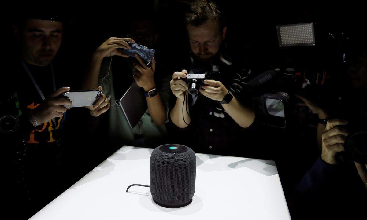 Wie im Vorfeld schon vermutet, hat Apple ab Endes dieses Jahres auch einen intelligenten Lautsprecher im Angebot. Der wesentliche Unterschied zu den Konkurrenzmodellen ist eine Einmesstechnik für den Klang, die den Raum scannt. Das soll die beste Akustik für den jeweiligen Einsatzort ergeben.