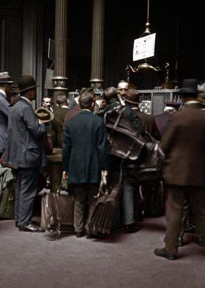 Inflation 1923: Mit Taschen und Koffern warten die Kunden in der Schalterhalle der Reichsbank Berlin (koloriertes Foto).