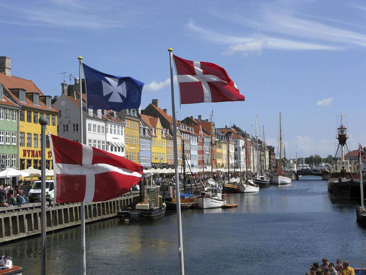 In Skandinavien gibt es keine einheitliche Regelung. Finnische und dänische Kellner erwarten keine Extrazuwendung. In Norwegen gibt man rund zehn Prozent, in Schweden wird aufgerundet.