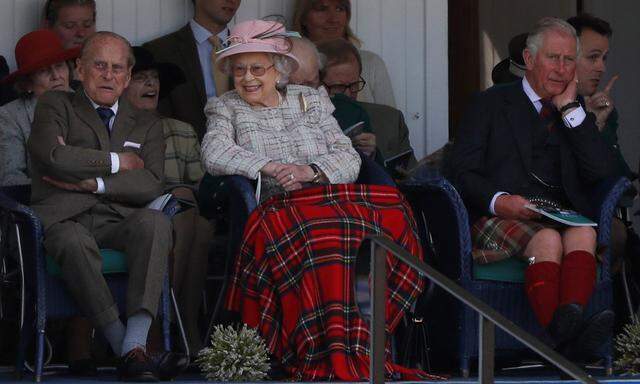 Prinzgemahl Philip, Königin Elizabeth II. und Prinz Charles 