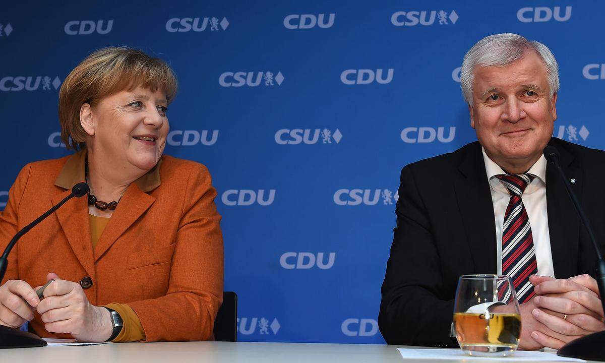 6. Februar 2017: Seehofer erklärt offiziell, die CSU unterstütze Merkel bei der Bundestagswahl. Zuvor war lange ein eigener Kanzlerkandidat nicht ausgeschlossen. 1. April: In einem Interview bezeichnet Seehofer Merkel als "unser größter Trumpf". Nur mit ihr sei die Wahl zu gewinnen.