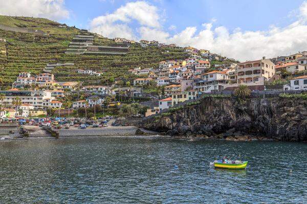 Die portugiesische Insel Madeira im Atlantischen Ozean gilt als Insel des immerwährenden Frühlings. Nur 949,13 Euro muss man für diese Frühlingsgefühle berappen.    