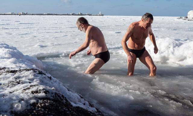 Russen beim Eisbaden