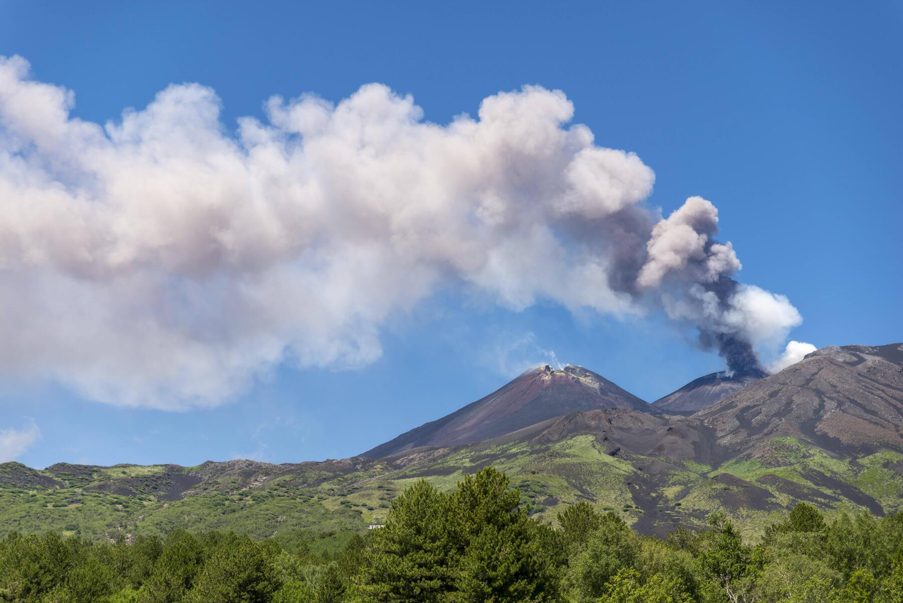 Mount Etna rumbles again, prompting airspace closure over Sicily