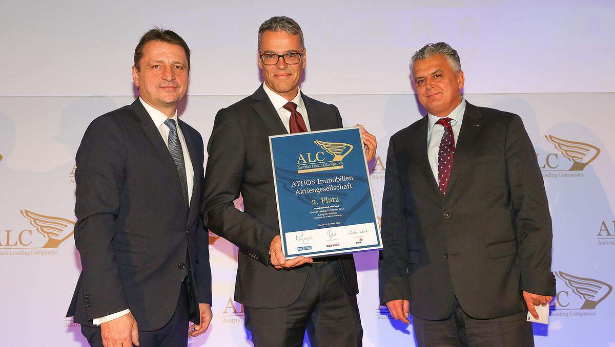 Auszeichnung 2. Platz Kategorie National "Klein- und Mittelbetriebe" für die Athos Immobilien AG aus Linz (v. li.): Klaus Fürlinger, Repräsentant des Landes OÖ und Abgeordneter zum Nationalrat, Athos-Vorstand Manfred Pammer und Donau Versicherung-Landesdirektor Wolfgang Gadermaier.