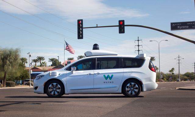 Ein Roboterauto von Waymo fährt über eine Kreuzung in Arizona. Die Google-Schwester testet ihre Wagen in 25 US-Städten.