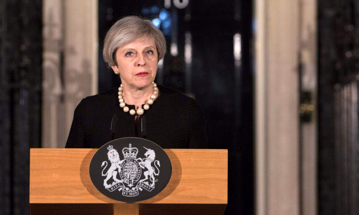Die britische Premierministerin Theresa May hat angekündigt, dass die Terrorwarnstufe in Großbritannien trotz des Doppelanschlags am Mittwoch nicht erhöht wird. Sie verurteilte die Bluttat vom 22. März als "krank und verkommen". Die Menschen in Großbritannien würden Terror niemals nachgeben, das Leben werde wie gewohnt weitergehen, sagte May bei einer Ansprache am Mittwochabend in London. "Morgen früh wird das Parlament zusammentreten wie immer."