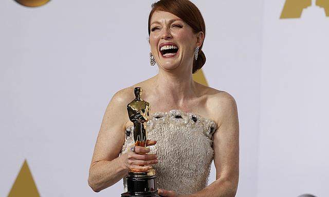 Julianne Moore poses with her Oscar for best actress at the 87th Academy Awards in Hollywood