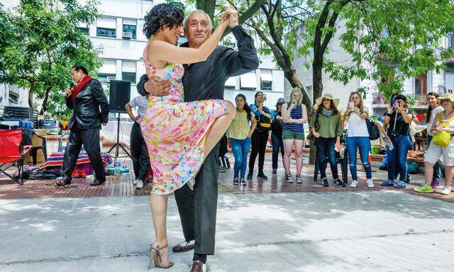 Tango ist omnipräsent. Man tanzt klassisch bei der Milonga   – oder open air.