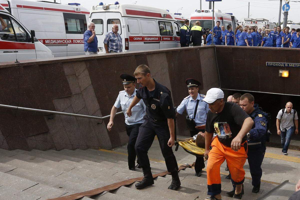 Etwa 150 Fahrgäste wurden den Behörden zufolge verletzt. Einen Terroranschlag schloss Wladimir Markin von der russischen Ermittlungsbehörde aus. "Es handelt sich allem Anschein nach um eine technische Katastrophe."