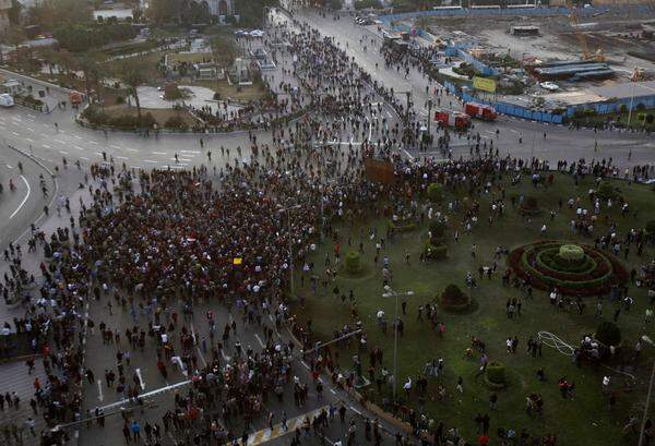 Allein in Kairo nehmen mehrere zehntausend Menschen an den Protesten teil ...