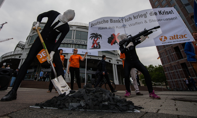 Der globalisierungskritischen Organisation Attac wurde in Deutschland der Status der Gemeinnützigkeit aberkannt (Im Bild: Eine Attac-Aktion im Mai 2018).