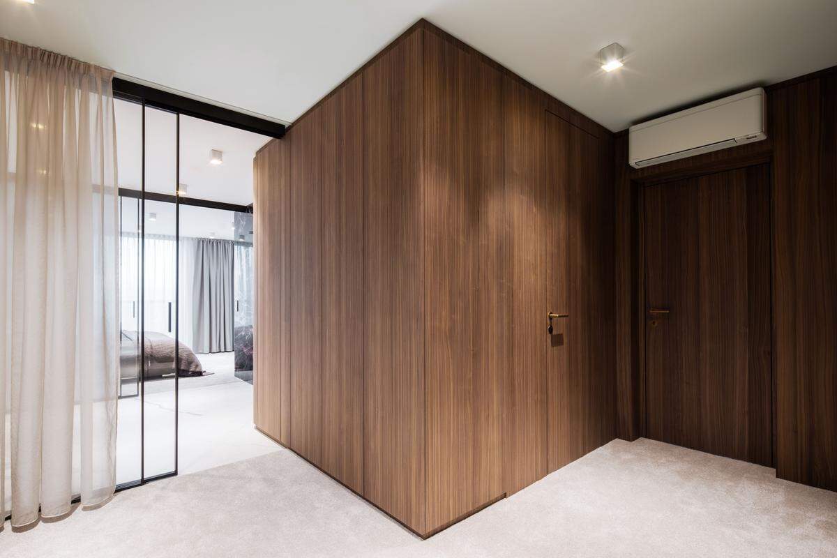 Das Destilat Design Studio aus Wien designte eine zweistöckige Penthouse-Wohnung für zwei Personen mit einer Wohnfläche von 160 m2 nahe dem Donaukanal.