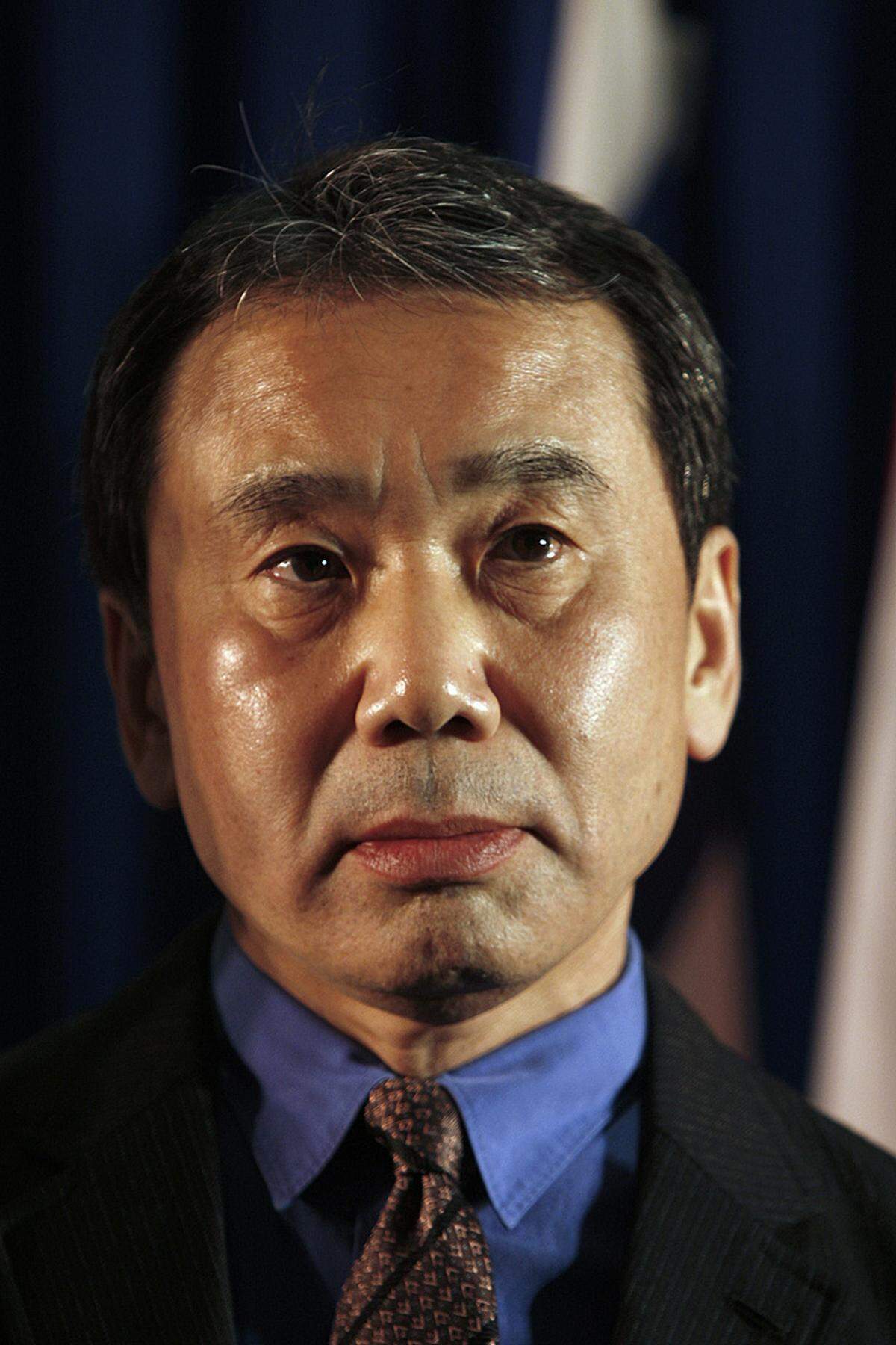 Ginge es nach der Leserschaft, hätte der Japaner Haruki Murakami längst einen Nobelpreis. Seit vielen Jahren liegt er auf den Spitzenplätzen bei den Nobelpreis-Wetten. Bei Kritikern sind seine Werke wie "1Q84" hingegen umstritten. Der Autor läuft auf Marathons - vielleicht braucht er diese Ausdauer auch beim Nobelpreis.