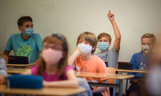 Symbolbild: Am Sitzplatz kann die Maske bald wieder in allen Schulstufen abgenommen werden.
