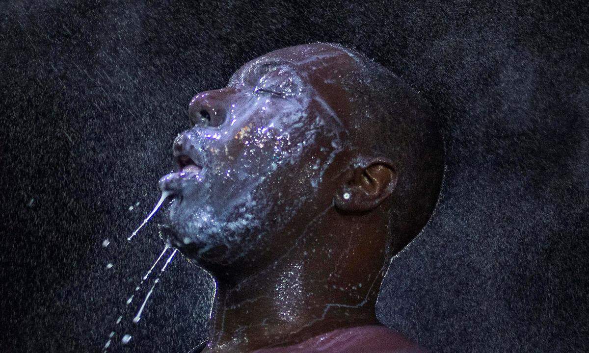 20. August 2014. Ein Mann versucht mithilfe von Milch das Tränengas aus den Augen zu bekommen. Im Hochsommer 2014 gingen viele Menschen in Ferguson, im US-Bundesstaat Missouri, nach dem Tod des 18-jährigen Michael Brown durch Polizeischüsse auf die Straße.