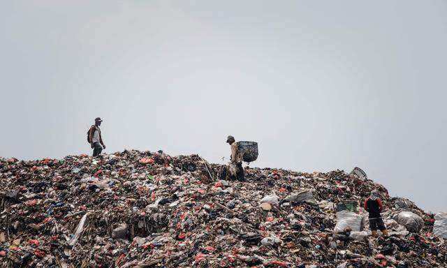 Bantar Gebang, die 200 Fußballfelder große Müllhalde in der Nähe der indonesischen Hauptstadt Jakarta. Menschen sammeln Plastikmüll zum Wiederverkauf. 