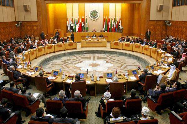 Die Außenminister der Arabischen Liga wollen am Samstag bei einer Sondersitzung über die Lage in Gaza beraten. Katar erklärte, die israelische Aggression dürfe nicht ungestraft bleiben. Jordanien kritisierte, dass durch das Verhalten Israels die Sicherheit der ganzen Region bedroht sei. Syrien sprach von einem "barbarischen" Verbrechen Israels. Die syrischen Rebellen befürchten, dass der neue Konflikt die Welt von der Syrienkrise ablenkt.