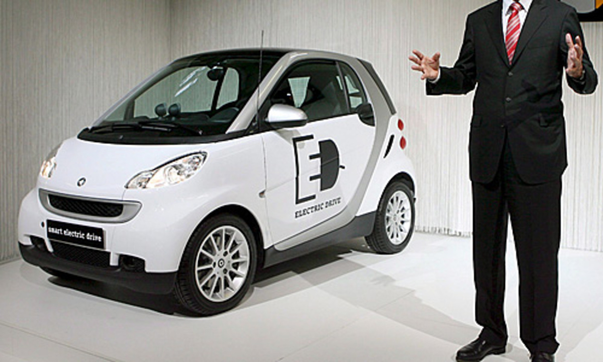 Ab Frühjahr gibt es den Zweisitzer als Elektroauto. Mit einem 55-kW-Elektromotor und einer 17,6 kWh starken batterie kommt man etwa 140 Kilometer weit durch die Stadt. Außerdem präsentiert Smart eine neue Generation des fortwo, berichtet die "Autorevue".