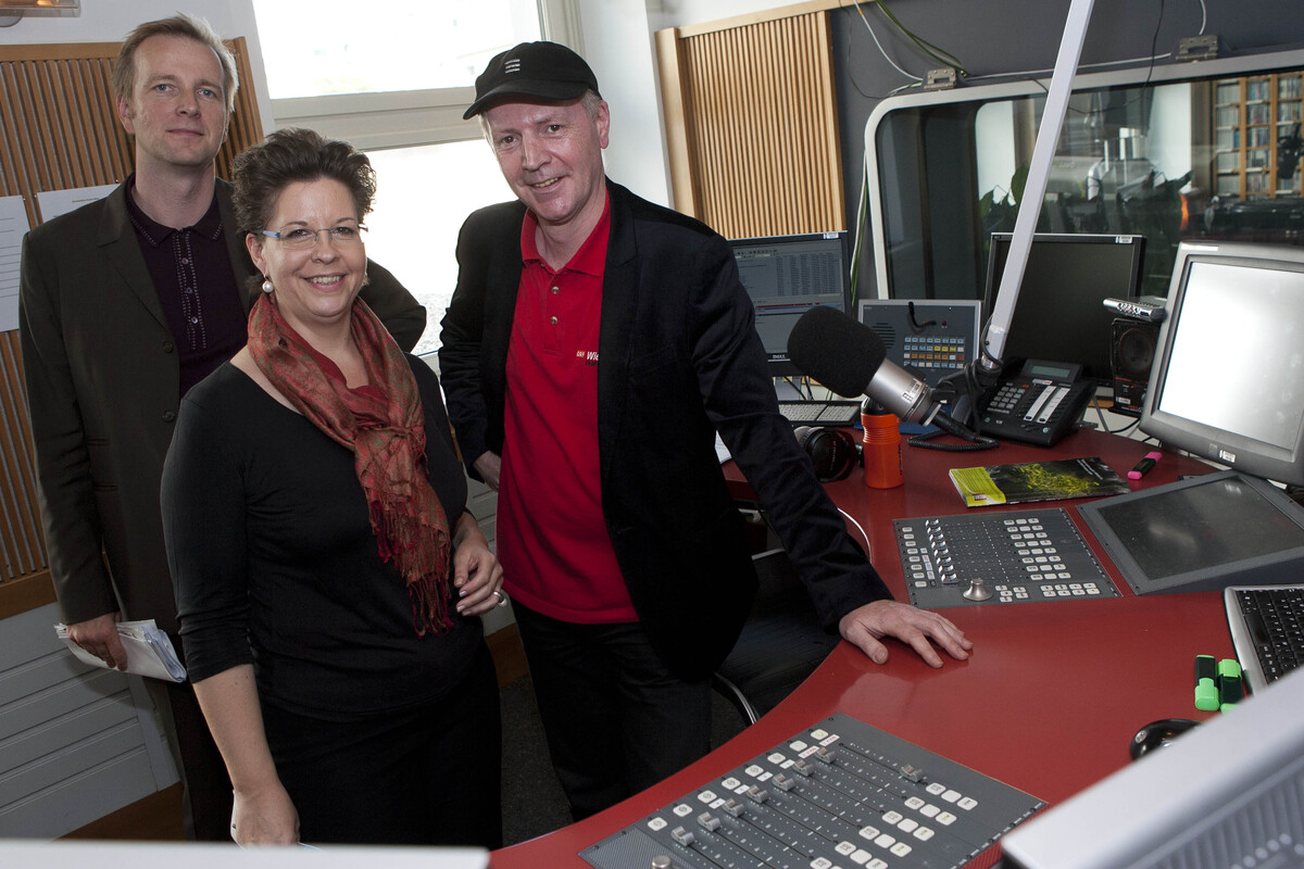 Um 6.15 Uhr früh lässt sich die VP-Spitzenkandidaten Marek zu einer "politfreien" Stunde chauffieren – der erste von zwei "Radio Wien"-Terminen an diesem Wahlkampftag. Marek verrät den Hörern, dass sie Buch-Autor Dan Brown und Musicals "liebt", Brokkoli-Gemüse"hasst", im Urlaub auf Zypern Pools dem Meer vorzieht – und ihrem Horoskop nur Glauben schenkt, "wenn auch was Gutes drin steht".