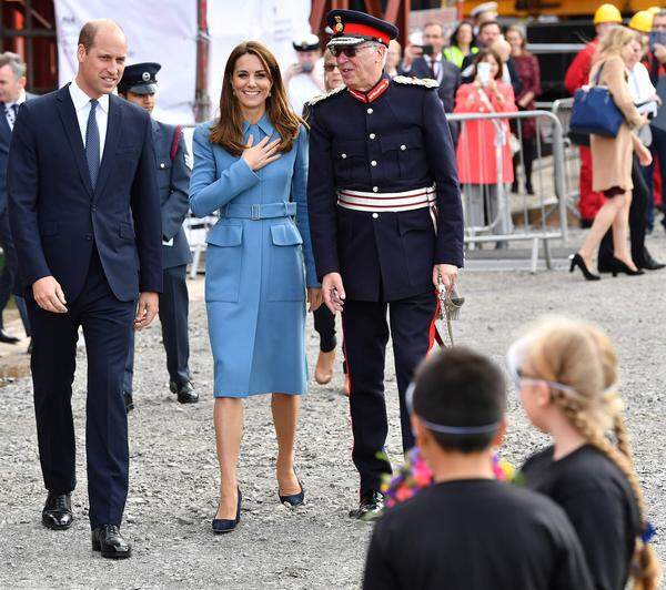 Die Herzogin trug für diesen Anlass einen blauen Mantel von Alexander McQueen, den sie schon drei Mal zuvor getragen hat.